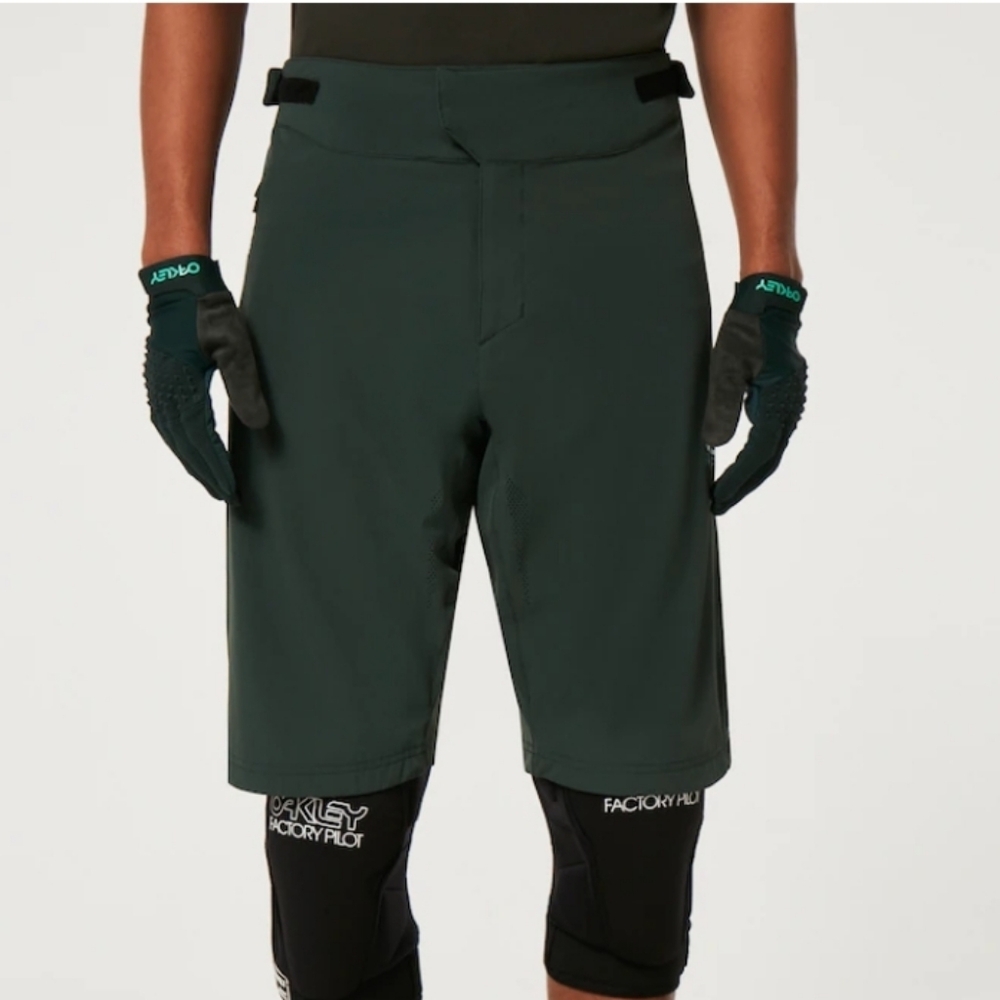 NWT OAKLEY Factory Pilot RC Short Green Size 40